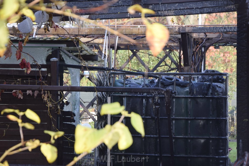 Feuer 1 brannten 3 Lauben Koeln Fuehlingen Kriegerhofstr P056.JPG - Miklos Laubert